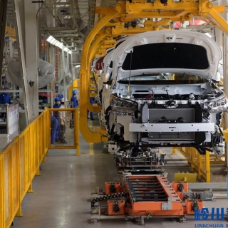 汽車發動機裝配升降（jiàng）係統